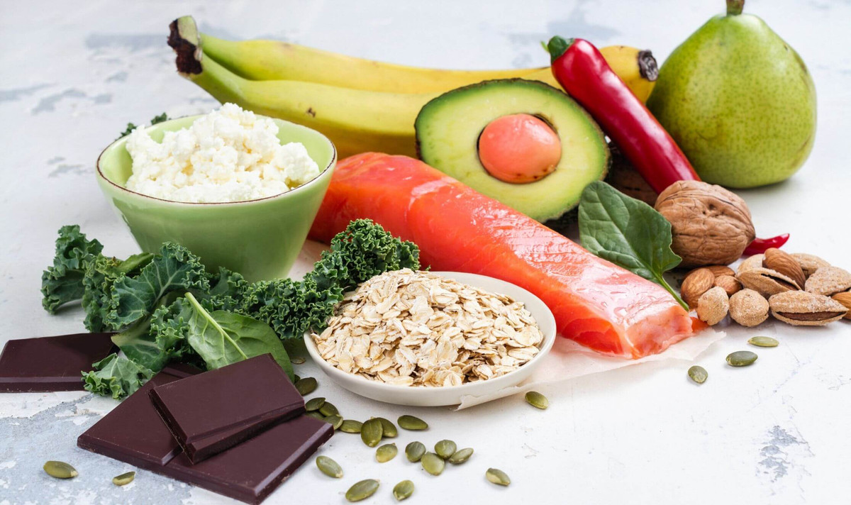 Mọi người nên ăn nhiều hoa quả, cân đối các nhóm dưỡng chất như tinh bột, chất đạm, chất béo, vitamin và khoáng chất; uống nước ấm, tránh ăn, uống những thức ăn, nước uống lấy trực tiếp từ tủ lạnh. Bên cạnh đó phải giữ ấm cơ thể, nhất là các vùng ngực, cổ, chân tay. Ảnh: LC.