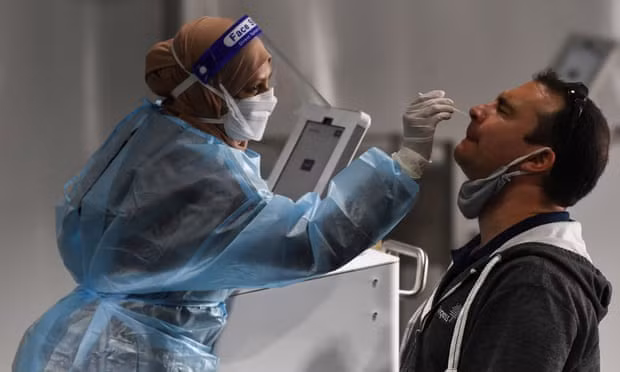 Viet Nam can lam gi de doi pho voi bien the Omicron?-Hinh-5