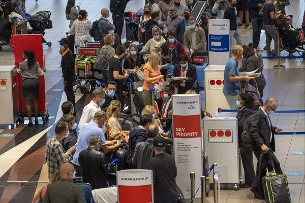 Viet Nam can lam gi de doi pho voi bien the Omicron?