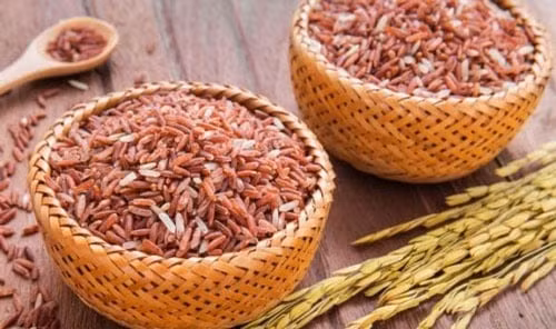 Người bị tiểu đường nên ăn gì để tốt cho sức khỏe? 1. Gạo lứt: Gạo lứt (gạo xay dối) khác với gạo trắng do vẫn giữ được lớp cám bên ngoài chứa nhiều chất xơ hòa tan, giúp cho quá trình tiêu hóa thức ăn diễn ra chậm hơn. Nhờ đó, người bệnh tiểu đường sẽ có cảm giác no lâu hơn và giảm đi cơn thèm ăn. 