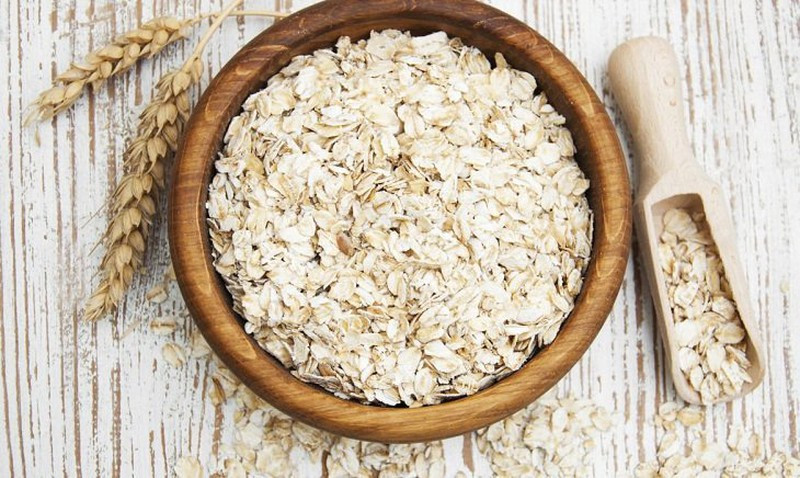 2. Yến mạch: Yến mạch là loại thực phẩm tốt cho người bệnh tiểu đường. Bệnh nhân nên lựa chọn sử dụng yến mạch nguyên hạt hoặc cán mỏng. Yến mạch mang lại hàm lượng chất xơ hòa tan cao và có thể áp dụng để chế biến thành nhiều món ăn khác nhau như trộn cùng hoa quả, sữa chua để làm bữa sáng hoặc nấu với cháo. 