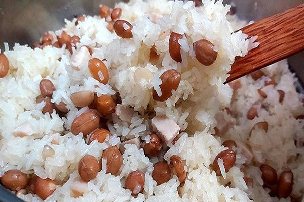  1. Gạo nếp: Gạo nếp tuy không có nhiều vị ngọt nhưng thực tế lượng đường trong nó lại khá cao. Một khi người bệnh tiểu đường ăn nhiều thì dễ khiến lượng đường trong máu tăng đột biến. Do đó, nếu đã được chẩn đoán mắc bệnh tiểu đường thì nên hạn chế ăn loại thực phẩm này. 