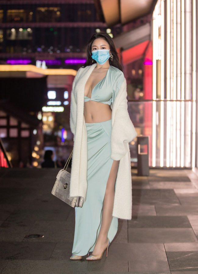 Set đồ này còn giúp người đẹp này khoe khéo vòng eo con kiến thu hút mọi ánh mắt dù đã khoác áo bên ngoài.