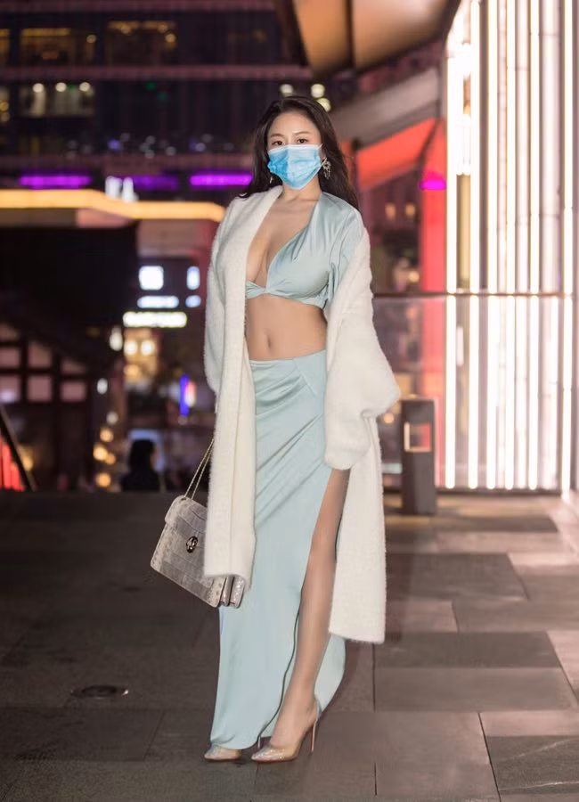 Set đồ này còn giúp người đẹp này khoe khéo vòng eo con kiến thu hút mọi ánh mắt dù đã khoác áo bên ngoài.