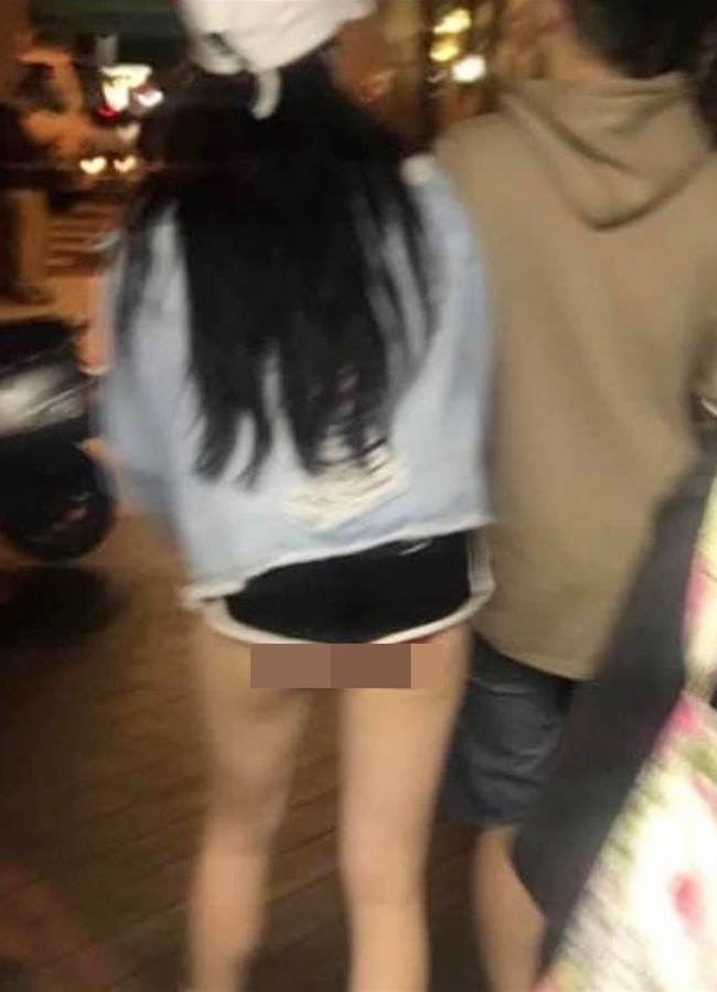 Ngoài ra, một số hot girl còn bị chê xuề xòa vì diện quần ngủ đi dạo phố đêm. Chính vì vậy chọn một bộ đồ đi chơi đêm thế nào để vừa quyến rũ lại thuận mắt người nhìn là một thách thức không nhỏ với các chị em.