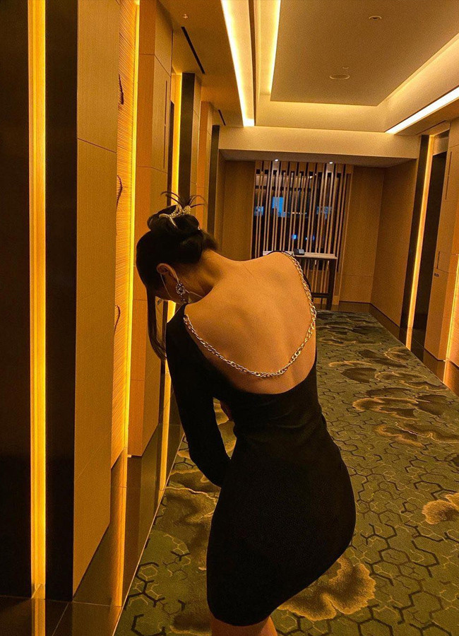 Một cô gái gây ấn tượng với võng lưng ong quyến rũ với bộ váy bodycon tôn dáng.