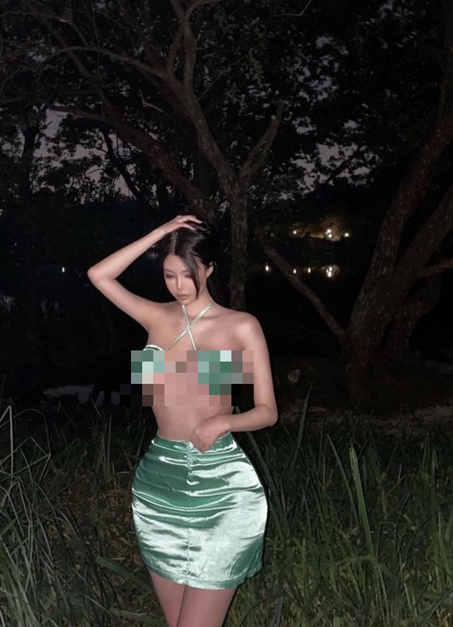 Baek Si Young được ca ngợi bởi vóc dáng thuộc top 1% những người có hình thể nữ thần, nhất là khung xương chậu hoàn hảo. Cô nàng thường xuyên khoe dáng trong những thiết kế bikini 2 mảnh nhỏ xíu.