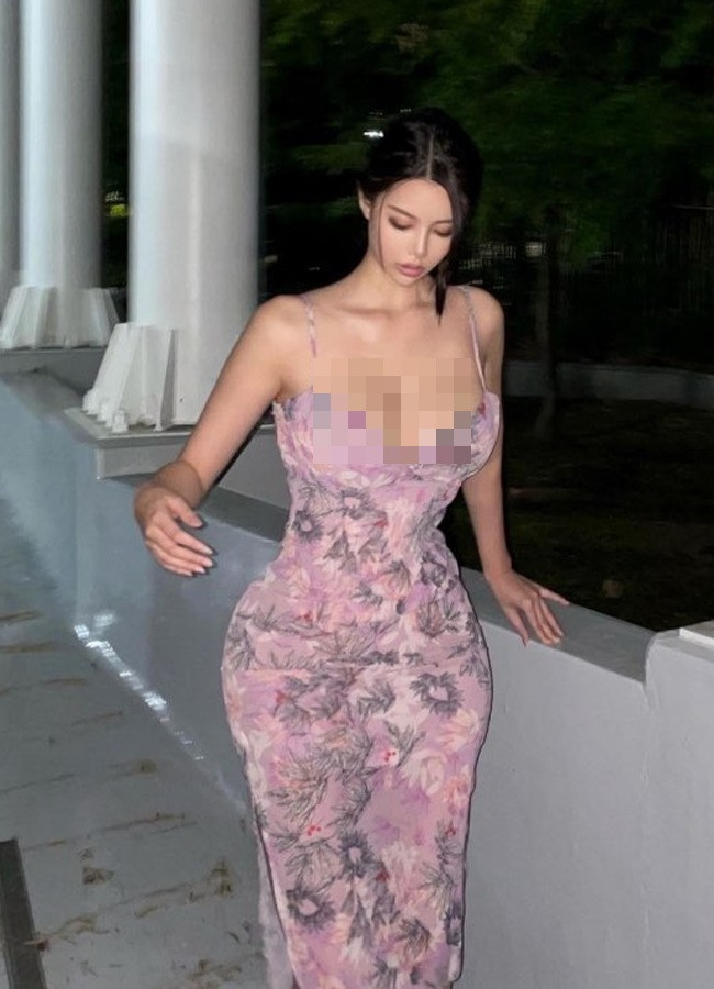 Người đẹp chuộng váy áo tôn vòng 1.