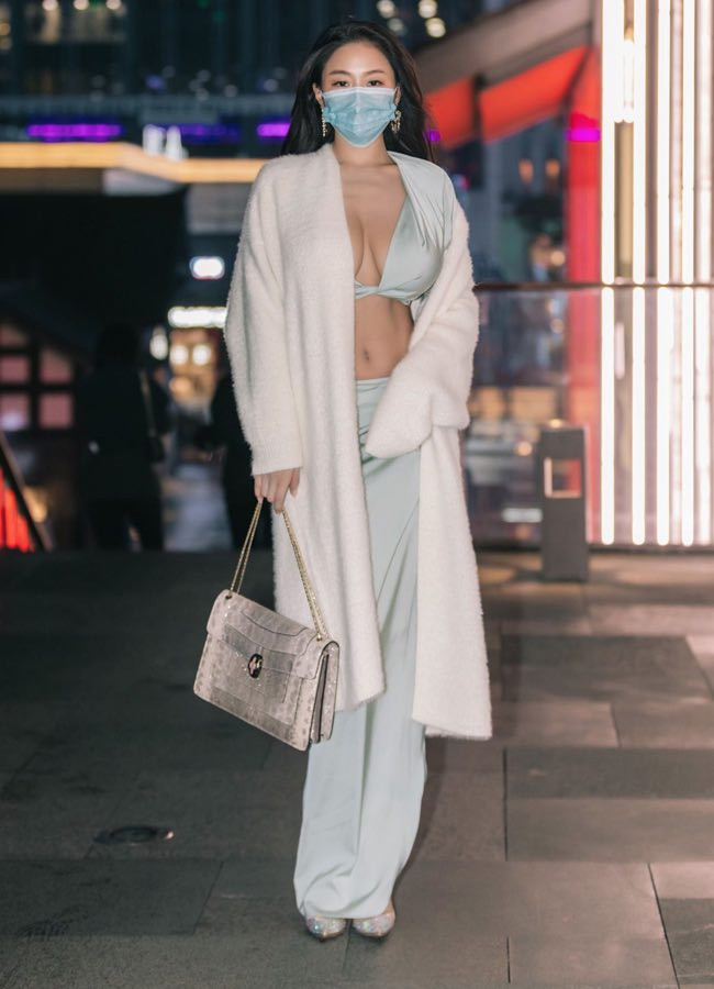 Các chị em châu Á cũng lăng xê triệt để thời trang tôn vòng 1 khi đi chơi phố vào buổi tối.