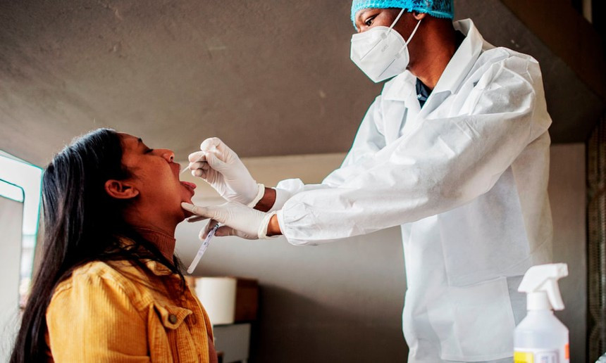 Giới khoa học cảnh báo biến chủng COVID-19 mới mang “số lượng đột biến cực kỳ cao” có thể làm bùng phát một đợt dịch mới khi nó tránh được hệ miễn dịch của cơ thể. Ảnh: Guardian.