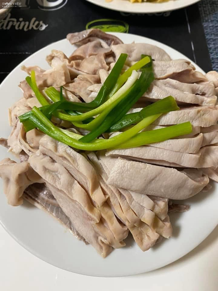 - Đun sôi nước cho vào luộc tầm 35 đến 40 phút, vớt ra cho vào âu nước đá.