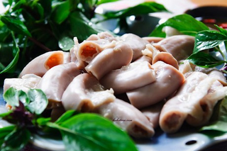  Dạ dày: Nên chọn cái dạ dày trông vừa phải nhưng khi cầm lên có cảm giác nặng hơn, sờ chắc tay, dày dặn, có màu trắng đồng đều. Tuyệt đối không mua dạ dày đã để lâu, có u nhọt, căng phồng, tức khí.