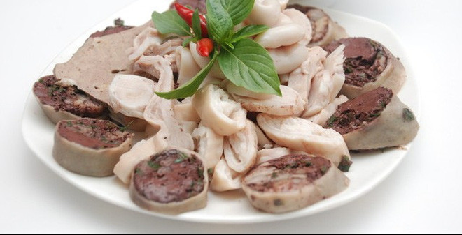 Cột dây một đầu lòng rồi nhồi hỗn hợp vào, cột dây đầu còn lại.