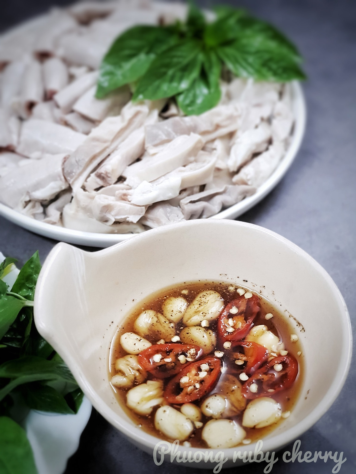 - Trộn đều hành tỏi băm nhỏ cùng rau răm, húng quế, hành lá, hạt tiêu, mỡ chài rồi đổ tiết vào trộn cùng. Thấy khô quá thì cho thêm tiết.