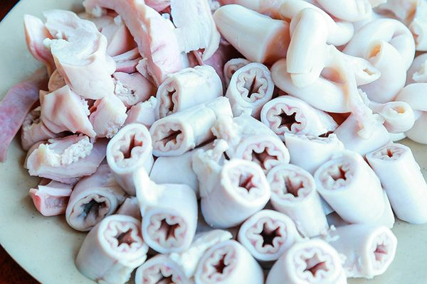 Cách chế biến lòng lợn: * Làm dồi: Lòng già mua về rửa sạch với muối, dấm nhiều lần cho hết hôi. Hành, tỏi băm nhỏ, rau dăm, húng quế, hành lá cắt nhỏ, mỡ chài hay mỡ gáy, mỡ thường cũng được, thái nhỏ.