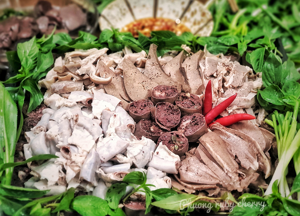  Lòng non: Nên chọn đoạn lòng đầu sẽ dày, ngon hơn đoạn lòng cuối, nên lấy đoạn có màu hồng nhạt, ống ruột căng tròn, cuống bé, chất dịch bên trong màu trắng sữa. Những đoạn lòng mỏng dẹt, chất dịch bên trong màu vàng, to, đặc biệt loại lòng có lẫn các tia máu thì sẽ dai và đắng.