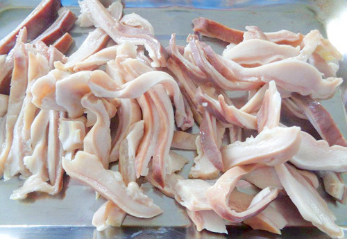 - Đun nước sôi nước, cho gừng, hành khô, dạ dày vào luộc sơ. Vớt dạ dày ra rửa lại lần nữa cho thật sạch.