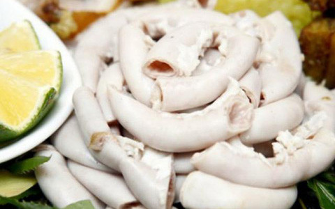 *Chọn nguyên liệu trước khi chế biến lòng lợn: Muốn món ăn thêm hấp dẫn, không bị nhẵn đắng và đem đến hương vị thơm ngon thì trước hết phải chọn lòng tươi, đặc biệt là lòng non và dạ dày.