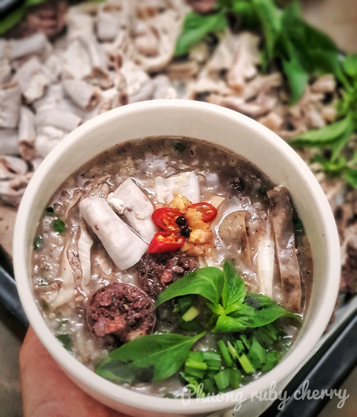 - Luộc ngập nước, khi nước sôi vừa luộc vừa xiên, châm lỗ nhỏ cho thủng miếng dồi tránh căng quá bị bục. Luộc 15 đến 20 phút tùy độ dày của lòng. Đến khi xiên không thấy tiết chảy ra, luộc thêm 5 phút nữa là đươc.