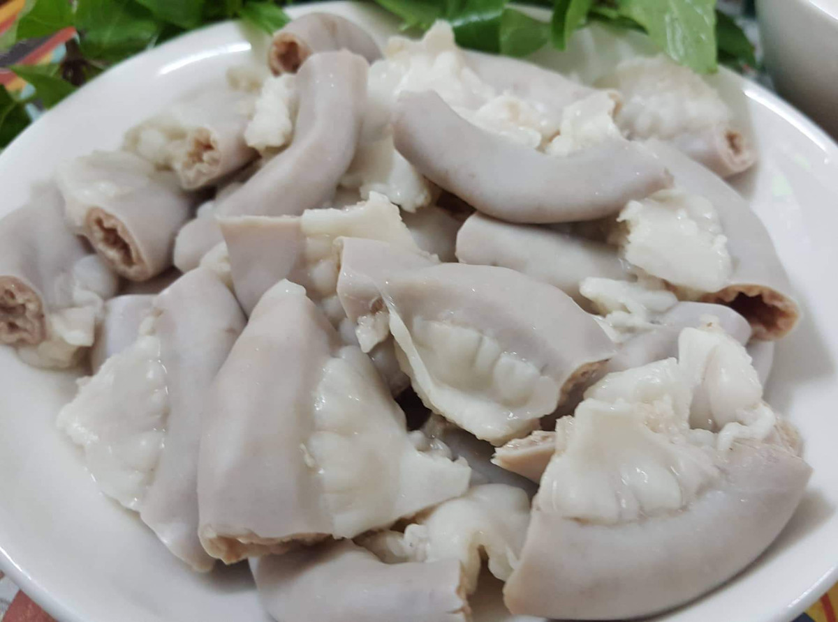 - Đun nước thật sôi cùng xíu muối, thả lòng vào 2 phút rồi vớt ra bát nước đá. Lặp lại 3 lần là có thành phẩm như ý.