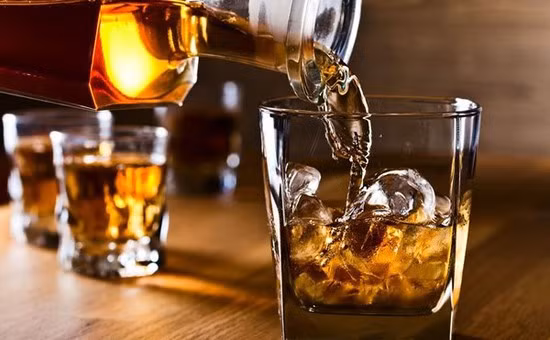 “Uống quá nhiều thức uống có cồn có thể phá vỡ hệ thống miễn dịch và làm suy giảm khả năng chống lại nhiễm trùng của cơ thể. Chúng cũng có thể làm hao mòn đường ruột”, giáo sư Joan Salge Blake cho biết.