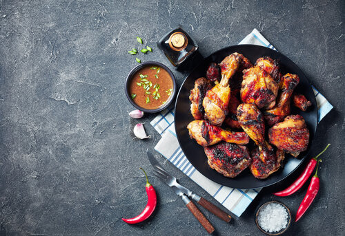 Chuyên gia dinh dưỡng Jacqueline Gomes cho biết: “Bạn nên hạn chế thịt nướng và ăn các loại thịt chế biến sẵn càng nhiều càng tốt. Các loại thịt chế biến sẵn như xúc xích, thịt xông khói và thịt gia cầm để da”. Ảnh: PGC.