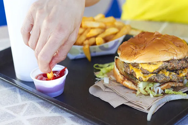 1. Đồ ăn nhanh: Chuyên gia dinh dưỡng, Tiến sĩ Cheryl Mussatto cho biết: “Một nghiên cứu của Đức cho thấy rằng bữa ăn quá nhiều đồ ăn nhanh có thể khiến hệ miễn dịch hoạt động như thể nó phản ứng với các bệnh nhiễm trùng do vi khuẩn, đẩy nhanh sự phát triển chứng bệnh xơ cứng động mạch và tiểu đường”. Ảnh: Shutterstock.