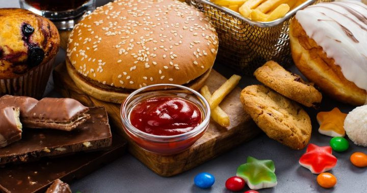 "Nghiện thức ăn nhanh sẽ là một chế độ ăn uống không có chất xơ, vitamin, khoáng chất và chất chống oxy hóa, vốn là những thành phần quan trọng cho một hoạt động miễn dịch khỏe mạnh”, Tiến sĩ Cheryl Mussatto nói thêm. Ảnh: SD.