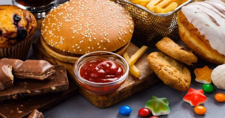 "Nghiện thức ăn nhanh sẽ là một chế độ ăn uống không có chất xơ, vitamin, khoáng chất và chất chống oxy hóa, vốn là những thành phần quan trọng cho một hoạt động miễn dịch khỏe mạnh”, Tiến sĩ Cheryl Mussatto nói thêm. Ảnh: SD.