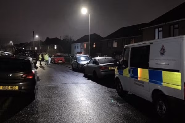 12 xe cảnh sát và 4 xe cứu thương đã được điều động tới hiện trường. Ảnh: Mirrror.