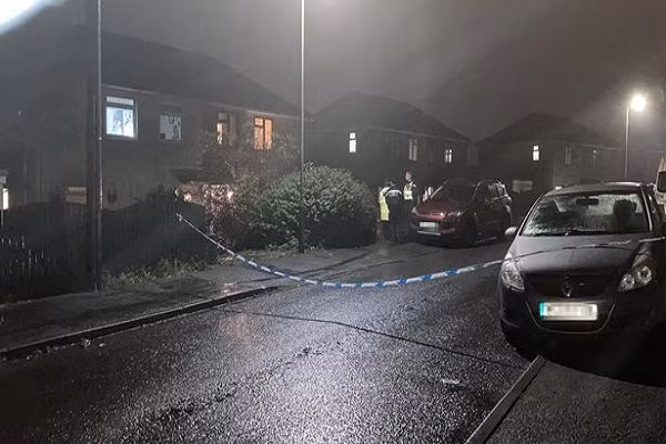 "Chúng tôi được gọi đến một địa chỉ ở Pentwyn, Penyrhoel, Caerphilly, vào khoảng 15h55 chiều 8/11. Lực lượng được điều động bao gồm cảnh sát và nhân viên y tế từ Dịch vụ cứu thương xứ Wales. Tuy nhiên, khi họ tới hiện trường, bé trai 10 tuổi được xác định đã tử vong", trích tuyên bố của cảnh sát Gwent. Ảnh: Mirror.