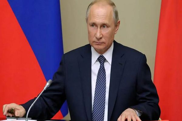 "Họ yêu cầu tôi hít thở sâu và đếm đến ba", Tổng thống Putin kể lại trải nghiệm vắc xin dạng xịt mũi trong cuộc họp trực tuyến với quan chức chính phủ Nga. Ông chủ Điện Kremlin cho biết ông không cảm thấy gì bất thường trong quá trình này. Ảnh: Reuters.