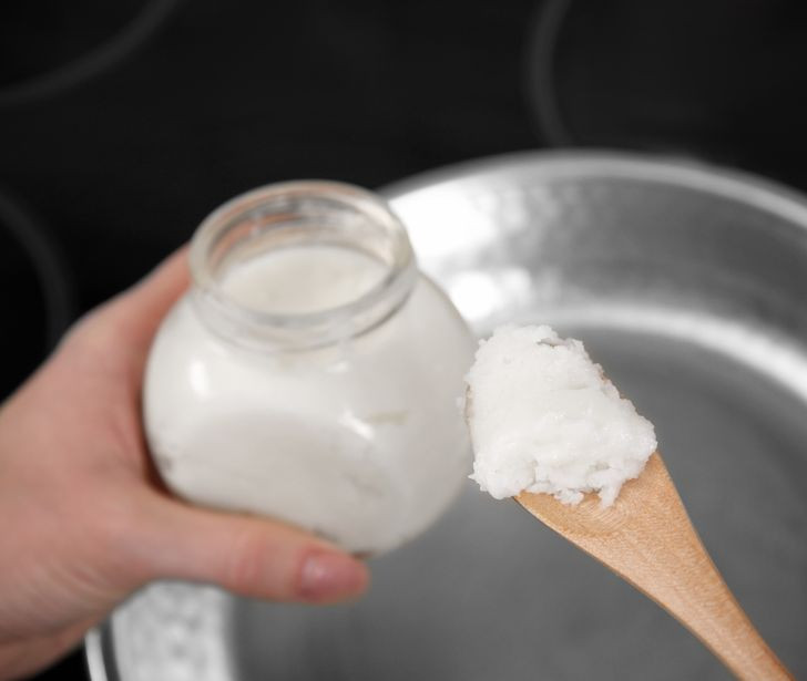 Để phân biệt dầu dừa có lẫn tạp chất hay không, bạn hãy đặt nó vào tủ lạnh trong 30 phút. Dầu dừa sẽ cô đặc và các tạp chất sẽ tách ra như một lớp riêng biệt.