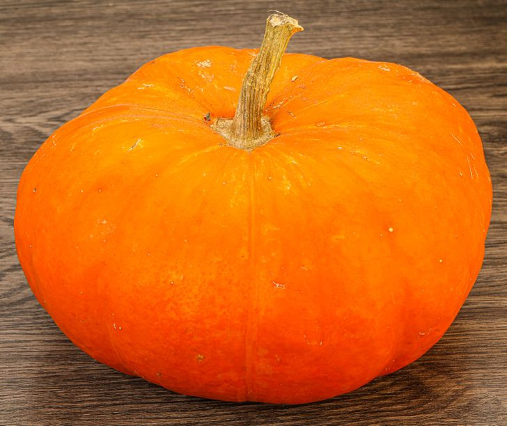 Để biết quả bí ngô bạn đang cầm có ngon hãy không, hãy gõ vào nó để nghe âm thanh. Nếu nó có vẻ trống rỗng bên trong, thì nên mua. Ngoài ra, bề ngoài quả bí ngô ngon trông rắn chắc.