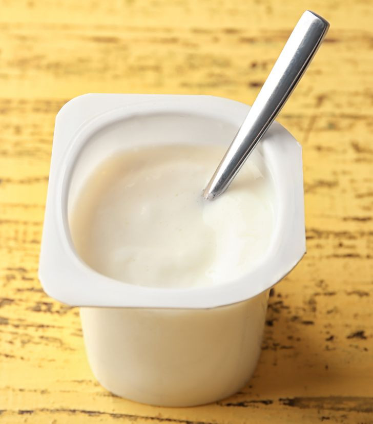 Khi xuất hiện lớp váng sữa (whey) trong hộp sữa chua, bạn không nên vứt bỏ mà hoàn toàn có thể tiếp tục sử dụng. Lớp váng sữa này có chứa chất dinh dưỡng.