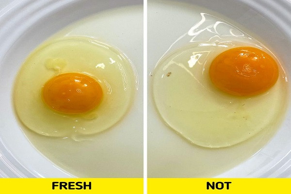 Trứng mới hay không: Khi đập quả trứng ra, hãy nhìn vào lòng đỏ. Nếu lòng đỏ trứng nằm ở giữa và có một vòng tròn rõ ràng của lòng trắng xung quanh thì quả trứng đó còn tươi ngon. Đây là một trong những mẹo đơn giản chọn thực phẩm ngon rất hữu ích. (Nguồn: Bright Side)