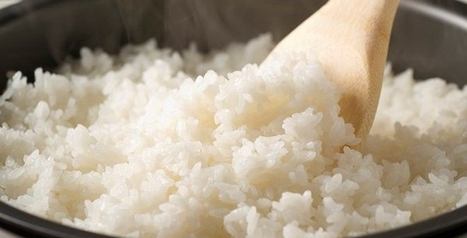 Ăn quá nhiều: Cơm là món ăn không thể thiếu trong thực đơn của mỗi gia đình người Việt. Mặc dù cơm bổ sung nhiều dinh dưỡng thiết yếu cho cơ thể nhưng bạn cũng nên cân đối tránh ăn quá nhiều.