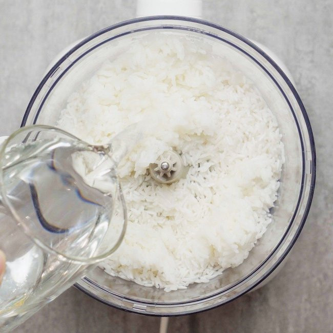 Cơm nguội nếu không được bảo quản đúng cách rất dễ biến chất gây chua, thiu... ảnh hưởng tới sức khỏe của người dùng. Do đó, chỉ nên ăn cơm nóng hoặc cơm vừa để nguội không lâu. Nếu muốn bảo quản cơm nên để trong tủ lạnh và dùng ngay trong vòng 24 giờ. 