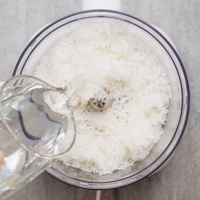 Cơm nguội nếu không được bảo quản đúng cách rất dễ biến chất gây chua, thiu... ảnh hưởng tới sức khỏe của người dùng. Do đó, chỉ nên ăn cơm nóng hoặc cơm vừa để nguội không lâu. Nếu muốn bảo quản cơm nên để trong tủ lạnh và dùng ngay trong vòng 24 giờ. 