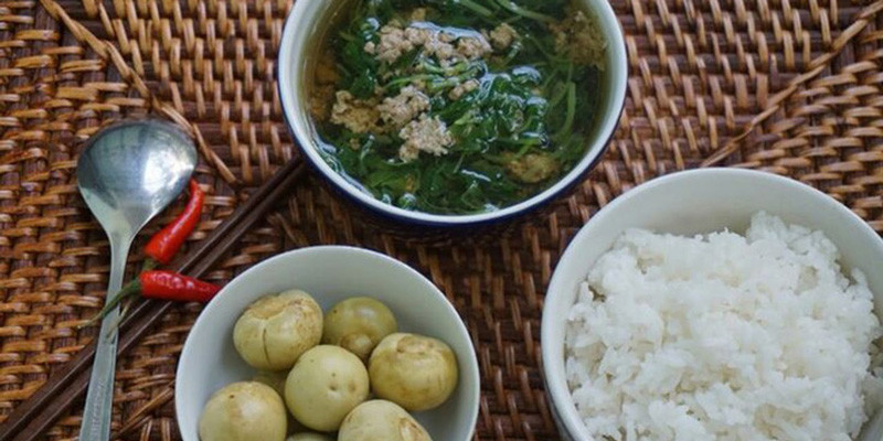  Chan canh: Có thể bạn chưa biết, thói quan chan canh vào cơm rất gây hại cho sức khỏe. Việc ăn cơm chan canh làm mất đi một lượng protein cùng giá trị dinh dưỡng nhất định. 