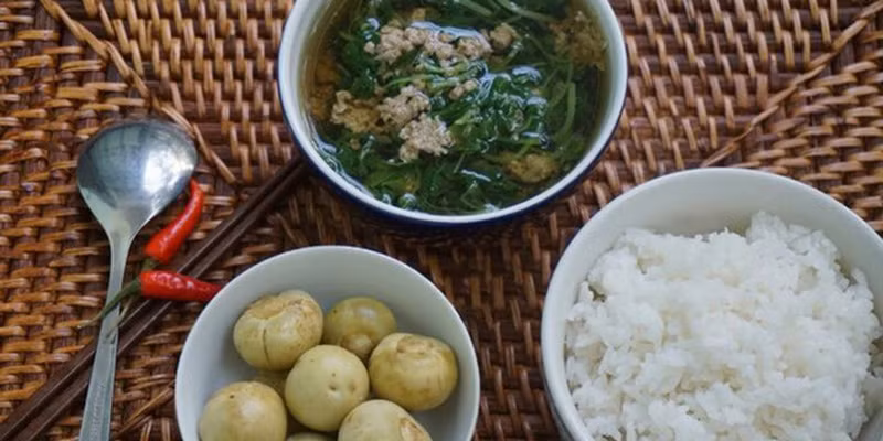  Chan canh: Có thể bạn chưa biết, thói quan chan canh vào cơm rất gây hại cho sức khỏe. Việc ăn cơm chan canh làm mất đi một lượng protein cùng giá trị dinh dưỡng nhất định. 