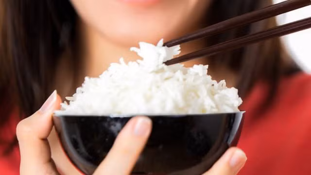 Nguyên nhân là do các chất có trong nước chè sẽ gây kết tủa protein có trong thức ăn đồng thời làm loãng dịch vị đồng thời cản trở việc hấp thu sắt cũng như tác động xấu đến hệ tiêu hóa.