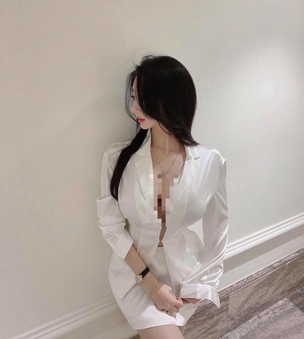 Hot girl Hàn Quốc Vivi cũng từng thu hút sự chú ý khi diện trang phục công sở với điểm nhấn là chiếc áo sơ mi phá cách kết hợp chân váy ngắn, ôm sát thân. Không chỉ thế, cô nàng còn tự tin lăng xê mốt "không nội y", nhằm khoe khéo vòng 1 lấp ló. Dưới phần bình luận, không ít fan dành lời khen ngợi cho set đồ tôn dáng của nàng hot girl Hàn Quốc: "Outfit tuyệt đẹp" - một tài khoản nước ngoài nhận xét. Áo sơ mi trắng được xếp vào nhóm trang phục kinh điển, không bao giờ lỗi mốt, vừa đơn giản, vừa tinh tế.