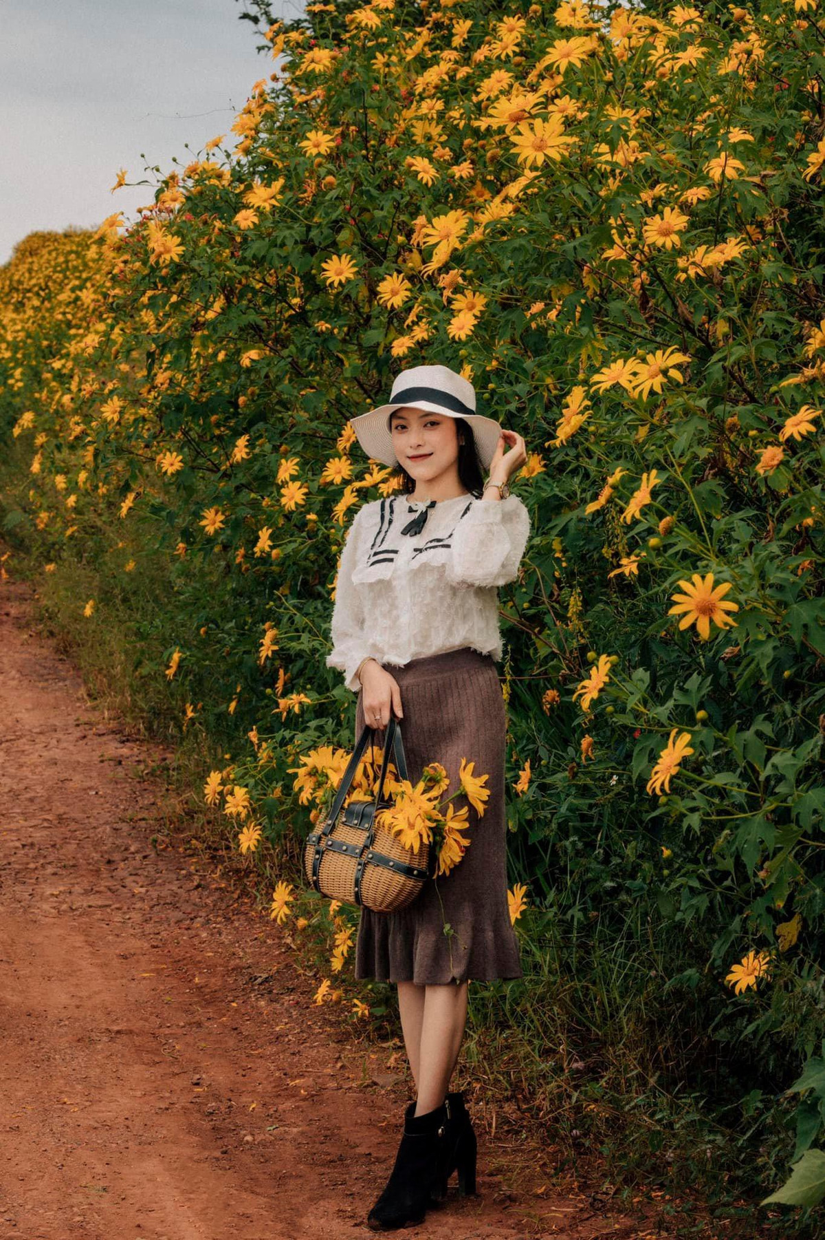 Vì tình hình COVID-19 đang diễn biến phức tạp nên những điểm check-in hoa dã quỳ tại Đà Lạt năm nay thưa thớt bạn trẻ hơn. Kiều Mai Thanh (TP. HCM) chia sẻ: “Khi xem hình chụp của các bạn trẻ Đà Lạt với hoa dã quỳ, mình cảm thấy tiếc nuối vì không thể du lịch Đà Lạt mùa này. Nhưng năm sau, mình quyết định sẽ quay lại đây vào mùa dã quỳ nở đẹp nhất”.