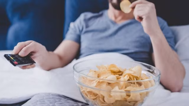 Ngược lại, ăn quá nhiều thực phẩm có nhiều đường và chứa carbohydrate có thể “dẫn đến trạng thái năng lượng cao và khiến cơ thể rơi vào tình trạng mệt mỏi”, Tiến sĩ Bhanot cảnh báo. Ảnh: FC.