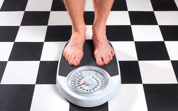 Thừa cân: Khi thừa cân, bép phì, cơ thể bạn càng phải làm việc khó khăn hơn để hoàn thành các công việc hàng ngày như leo cầu thang hoặc dọn dẹp, khiến bạn dễ kiệt sức hơn. Ảnh: Getty.