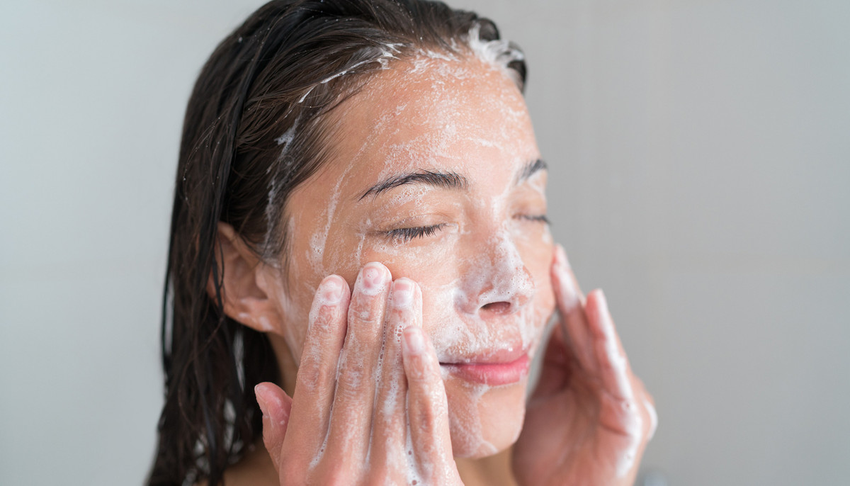 Tuy nhiên, dù không muốn thấy làn da bóng dầu, bạn cũng không nên sử dụng loại sữa rửa mặt có hoạt chất mạnh. Tốt hơn hết bạn nên rửa mặt bằng nước ấm bằng loại sữa rửa mặt có tính chất dịu nhẹ, thoa kem dưỡng ẩm trước khi lau khô. Ảnh: AC.