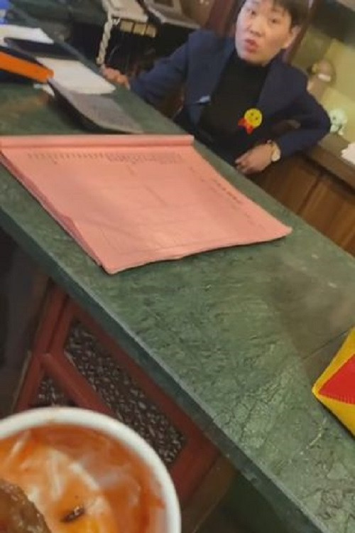 Quá bức xúc, ông liền gọi nhân viên nhà hàng để “ba mặt một lời”. Tuy nhiên, nhân viên nhà hàng liền giật chiếc bát khỏi tay thực khách và cố tìm cách ngăn người này báo cảnh sát. Ảnh: Mirror.