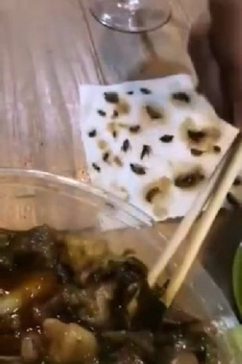 Khi đó, nhà hàng đã đưa ra lời xin lỗi tới thực khách và thông báo tạm thời đóng cửa. Ảnh: Mirror.