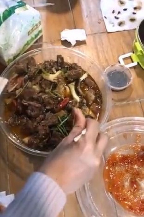 Được biết, đây không phải là lần đầu tiên thực khách phàn nàn về việc phát hiện gián trong đồ ăn tại những nhà hàng ở Trung Quốc do thiếu vệ sinh. Vào năm 2019, một người phụ nữ vô cùng kinh hãi cho biết, cô tìm thấy 40 con gián chết trong đồ ăn đặt mua. Ảnh: Mirror.